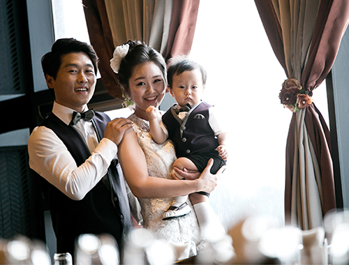 홈촬영 - 창가에서 빛을 받는 아기 포트레이트