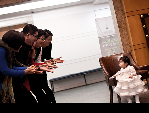 홈촬영 - 가족이 함께 웃는 자연스러운 모습