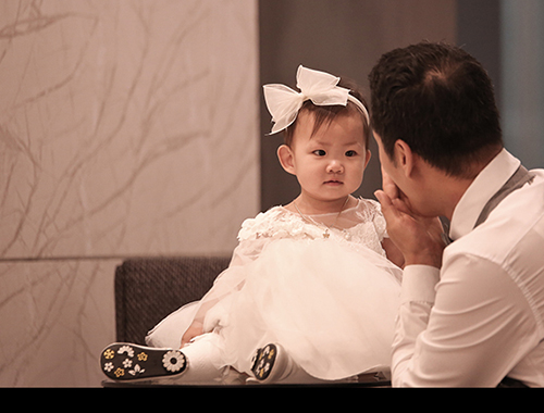 홈촬영 - 아기의 작은 손과 발 클로즈업