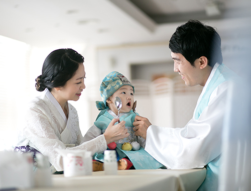 한옥촬영 - 전통 문양 배경의 아기 포트레이트