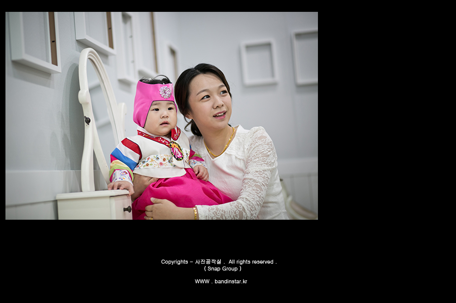 돌잔치 한복 촬영 - 엄마와 아기 거울 앞
