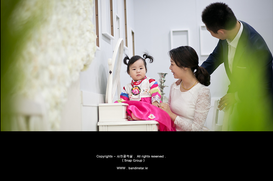 돌잔치 한복 - 엄마 품에서 안정