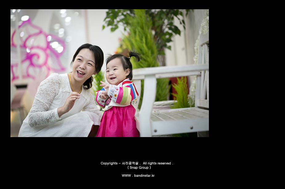 엄마 박수에 웃는 아기 - 한복 마지막 컷