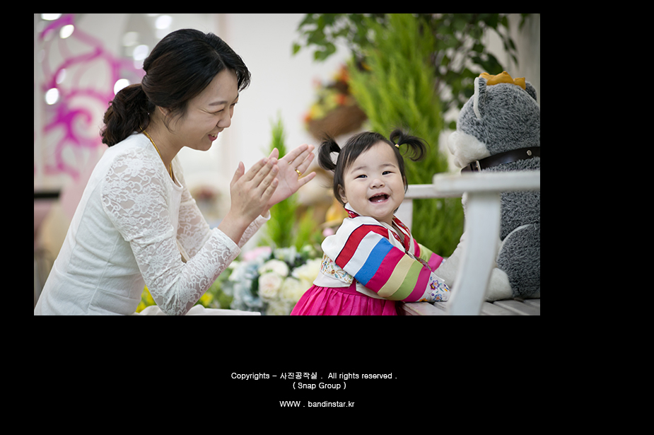 엄마와 아기 함박웃음 - 한복 촬영 마무리