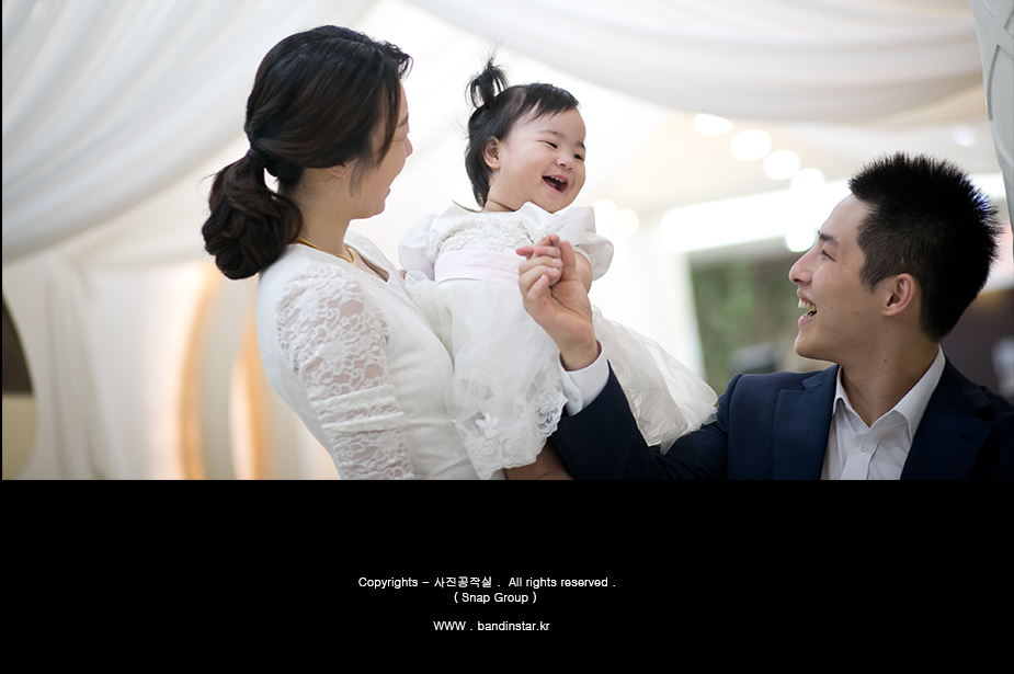 파티복 입은 아기 - 부모와 함께 웃음