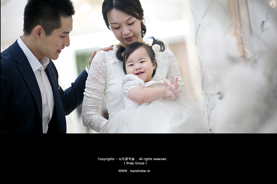 가족 3인 - 아기 손 흔들기