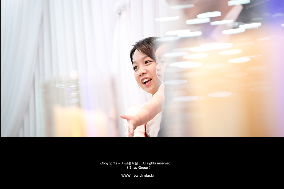 엄마 단독 - 보케 조명 사이로 손 뻗기