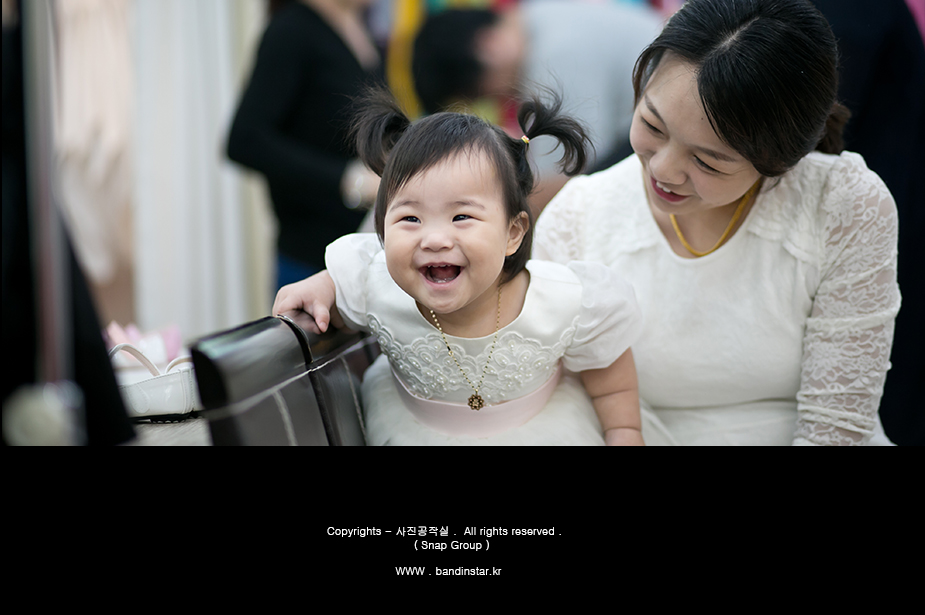 흰 드레스로 환복한 아기 - 엄마와 웃음
