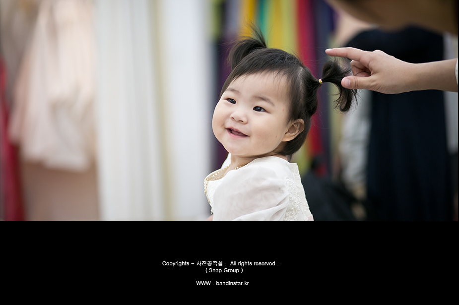 아기 단독 - 뒤돌아 미소