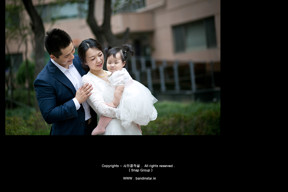 가족 클로즈업 - 건물 앞