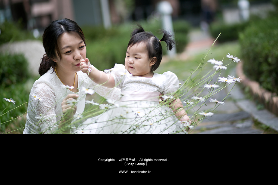 엄마와 아기 - 데이지 꽃 사이