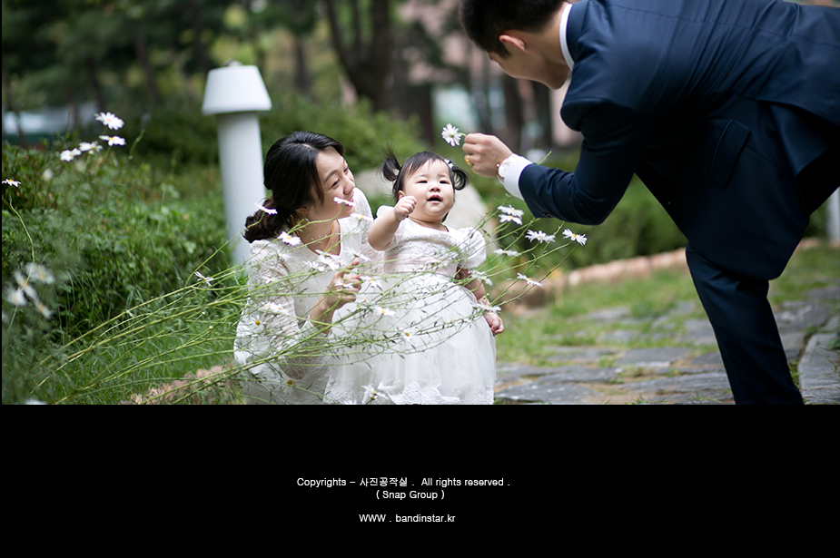 가족 3인 - 꽃 건네기, 아기 손 뻗음