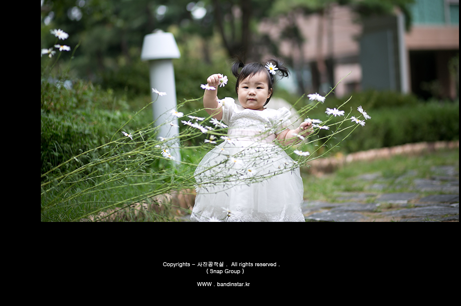 아기 단독 - 데이지 들고 서있기