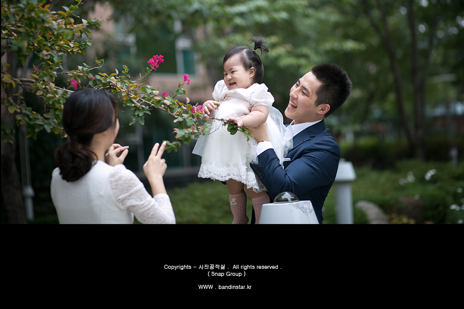 아빠가 아기를 높이 들어올림 - 가족 웃음