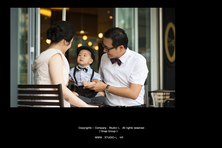 카페 테라스에서 부모와 대화하는 돌잔치 당일 아기