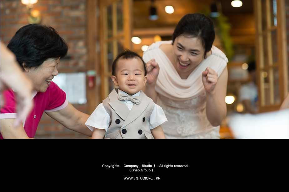 돌잔치 당일 연회장 입장, 박수 치는 손님들 사이로 걸어오는 가족