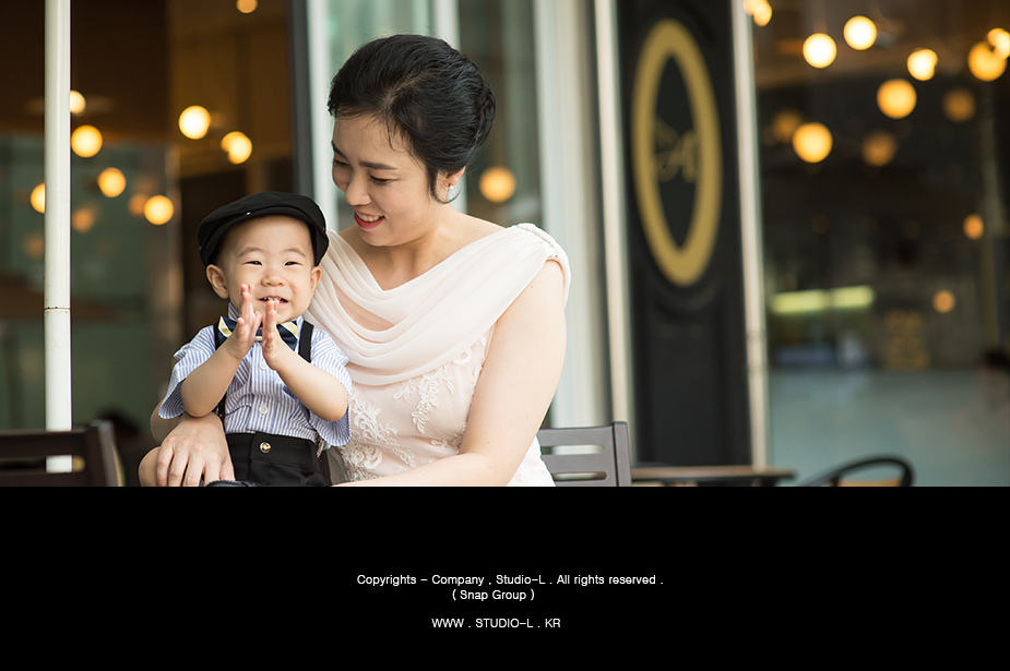 카페 테라스에서 엄마 박수에 웃는 돌잔치 당일 아기