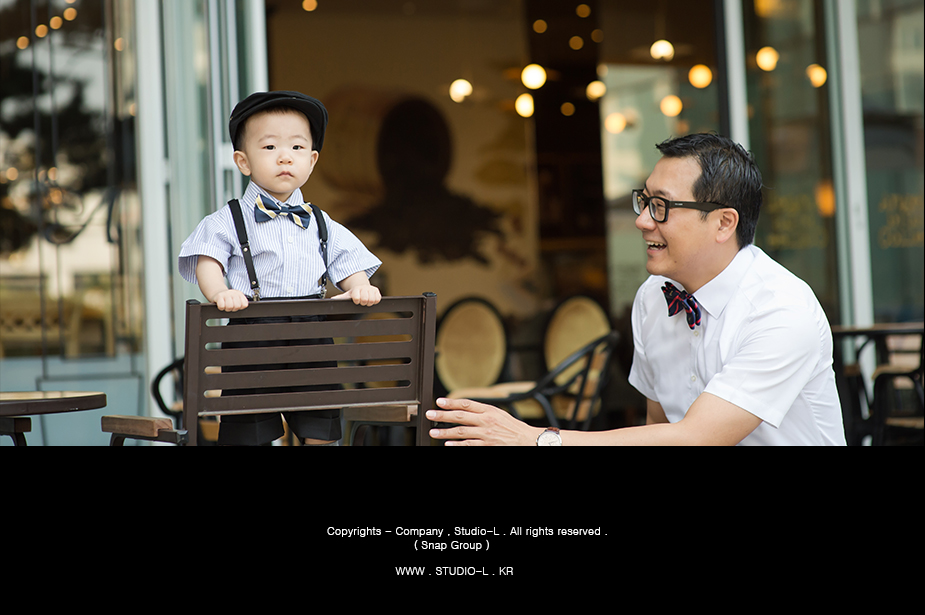 카페 의자에 기대어 아빠와 눈맞추는 아기
