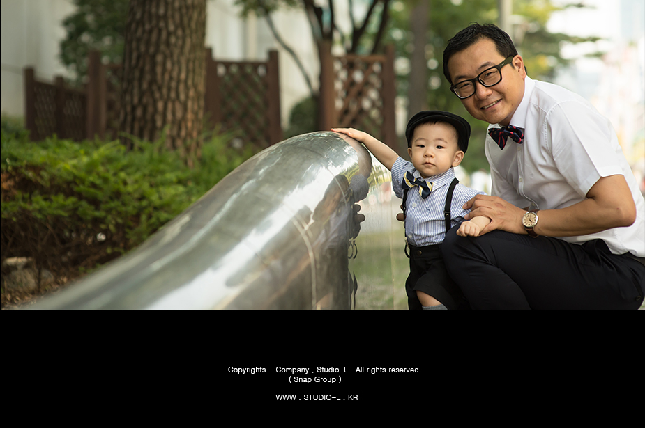 도심 공원 원형 난간에서 아빠와 돌잔치 당일 아기