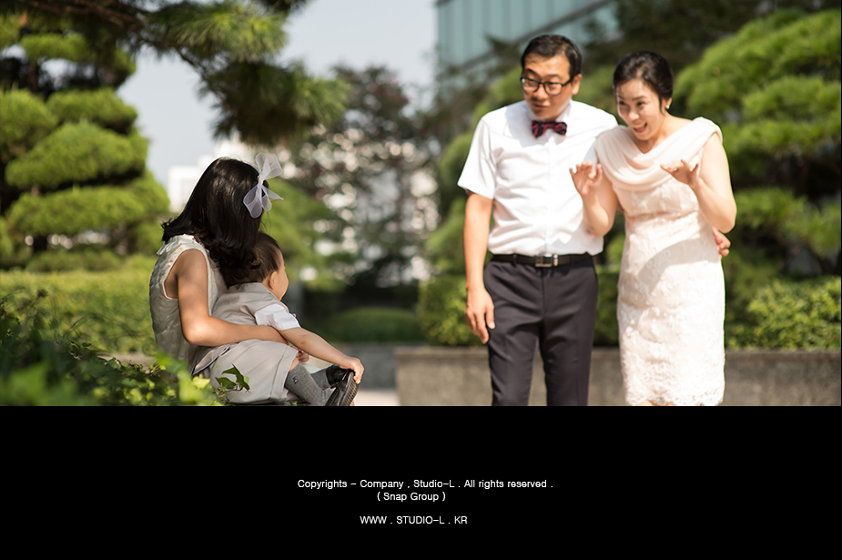 벤치 위에서 돌잔치 누나와 동생의 가족사진