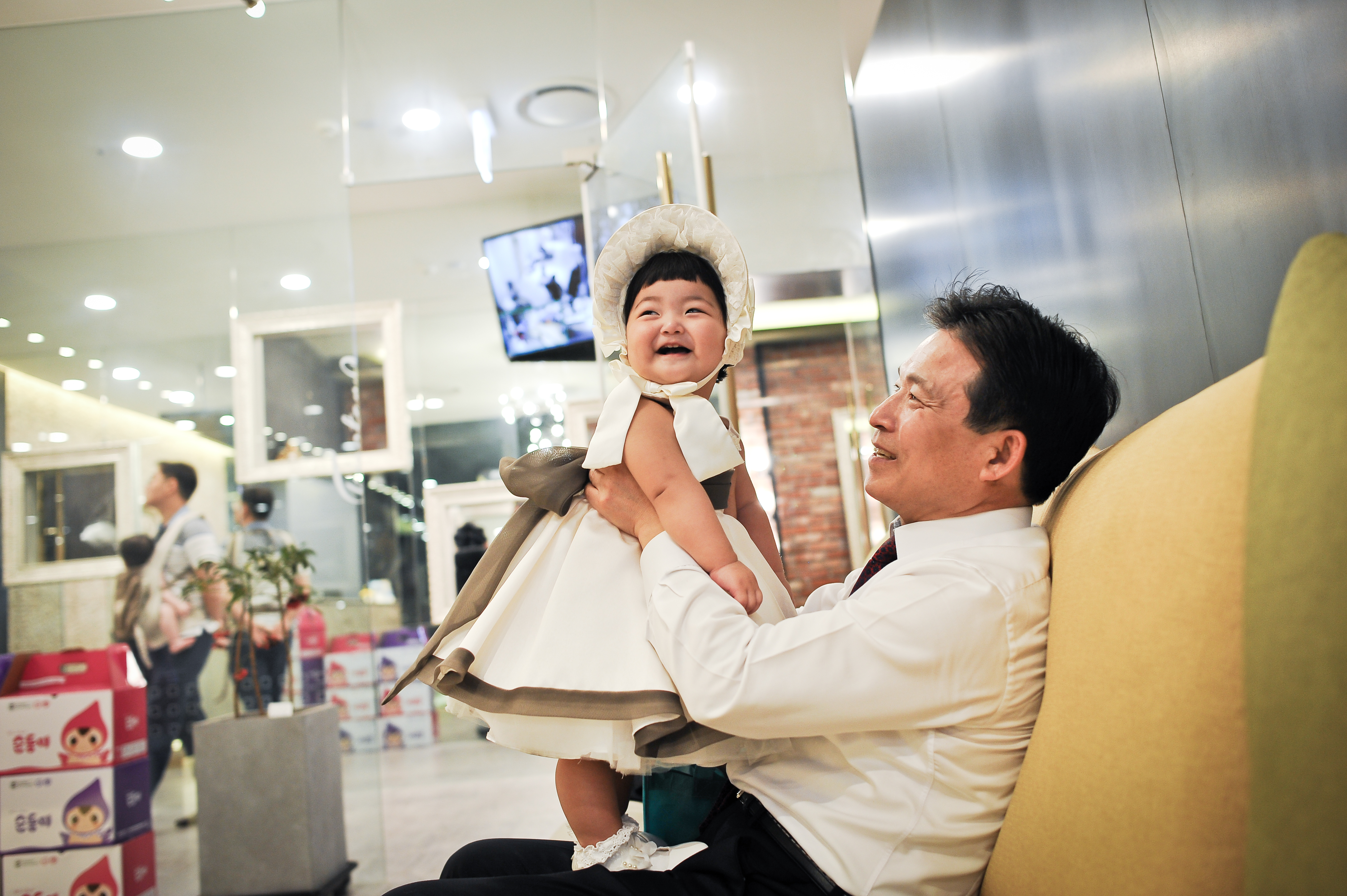 할아버지가 한복 입은 라함이를 들어올리는 순간 처음 웃은 컷