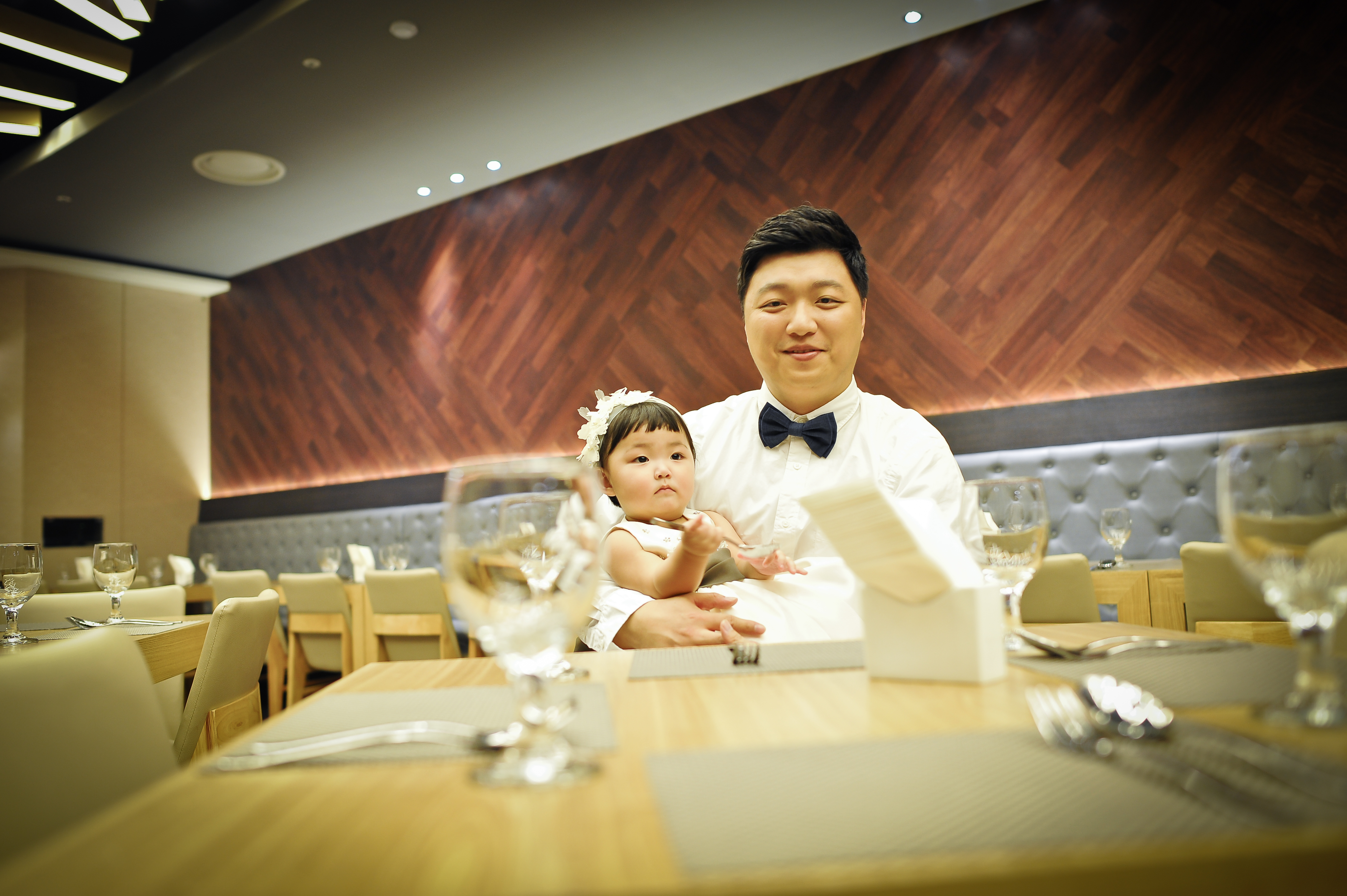 아빠 무릎 위 식당에서 안긴 라함이