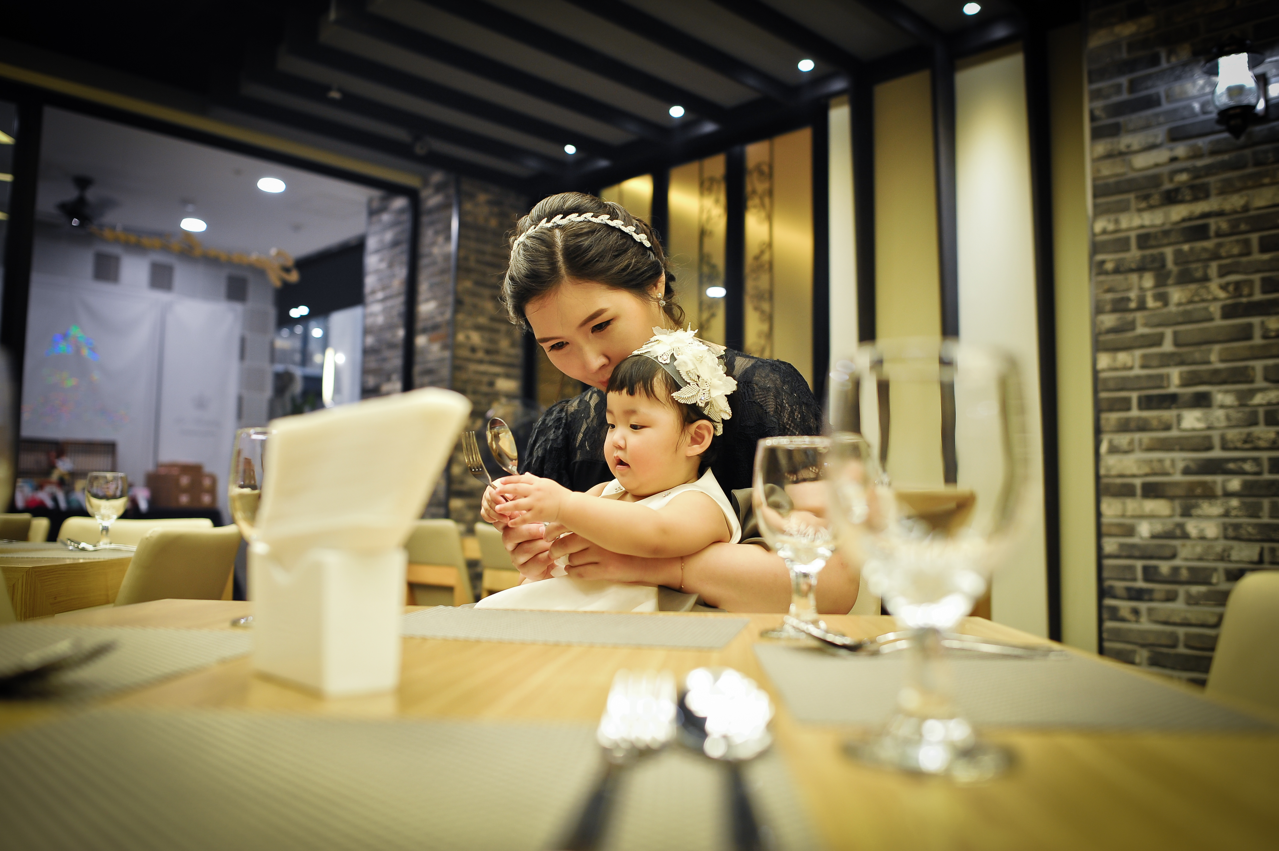 엄마와 함께 수저와 포크를 잡는 돌잡이 직전 라함이