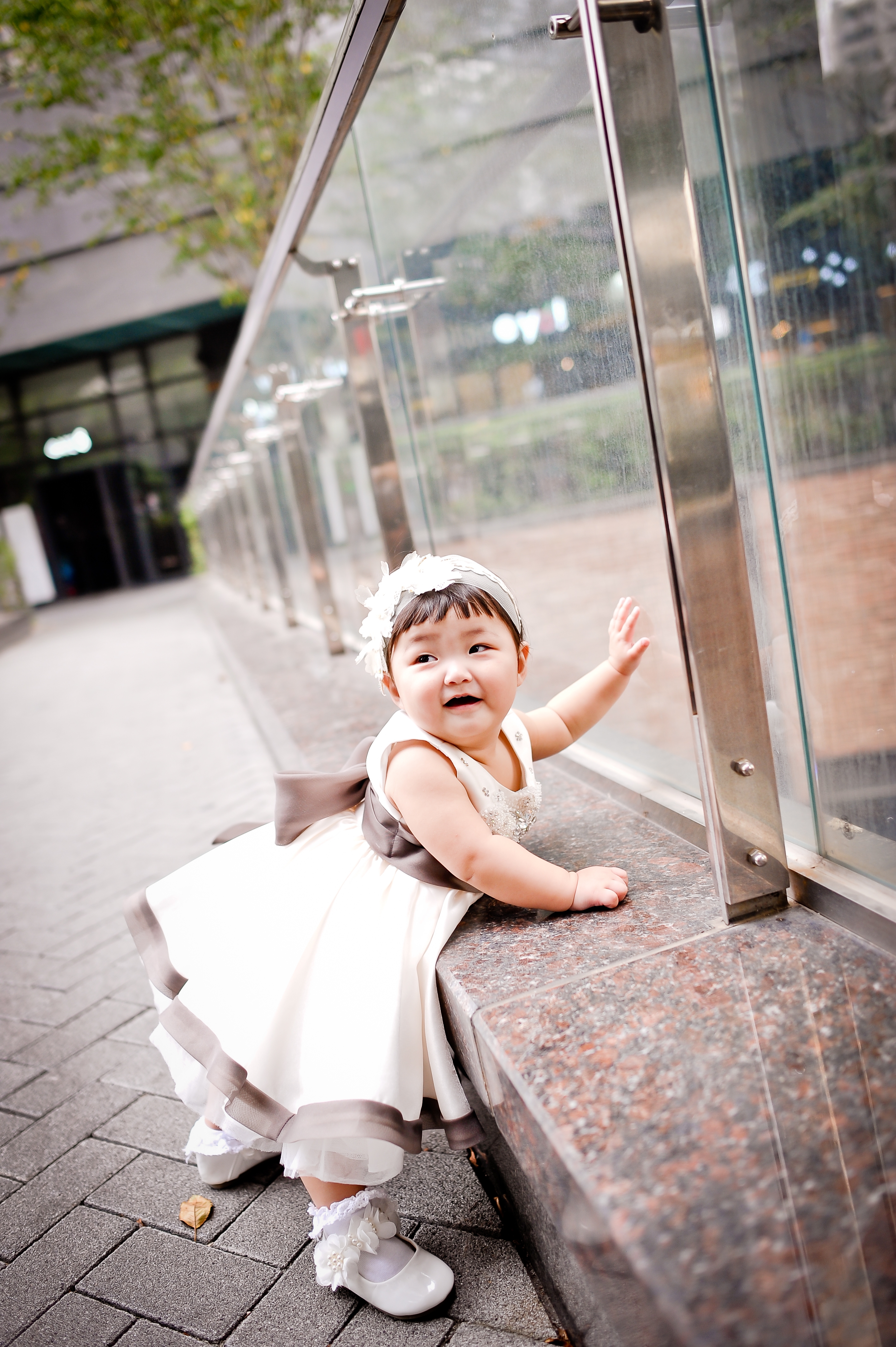 광장 유리 난간을 잡고 바깥을 바라보는 드레스 입은 라함이