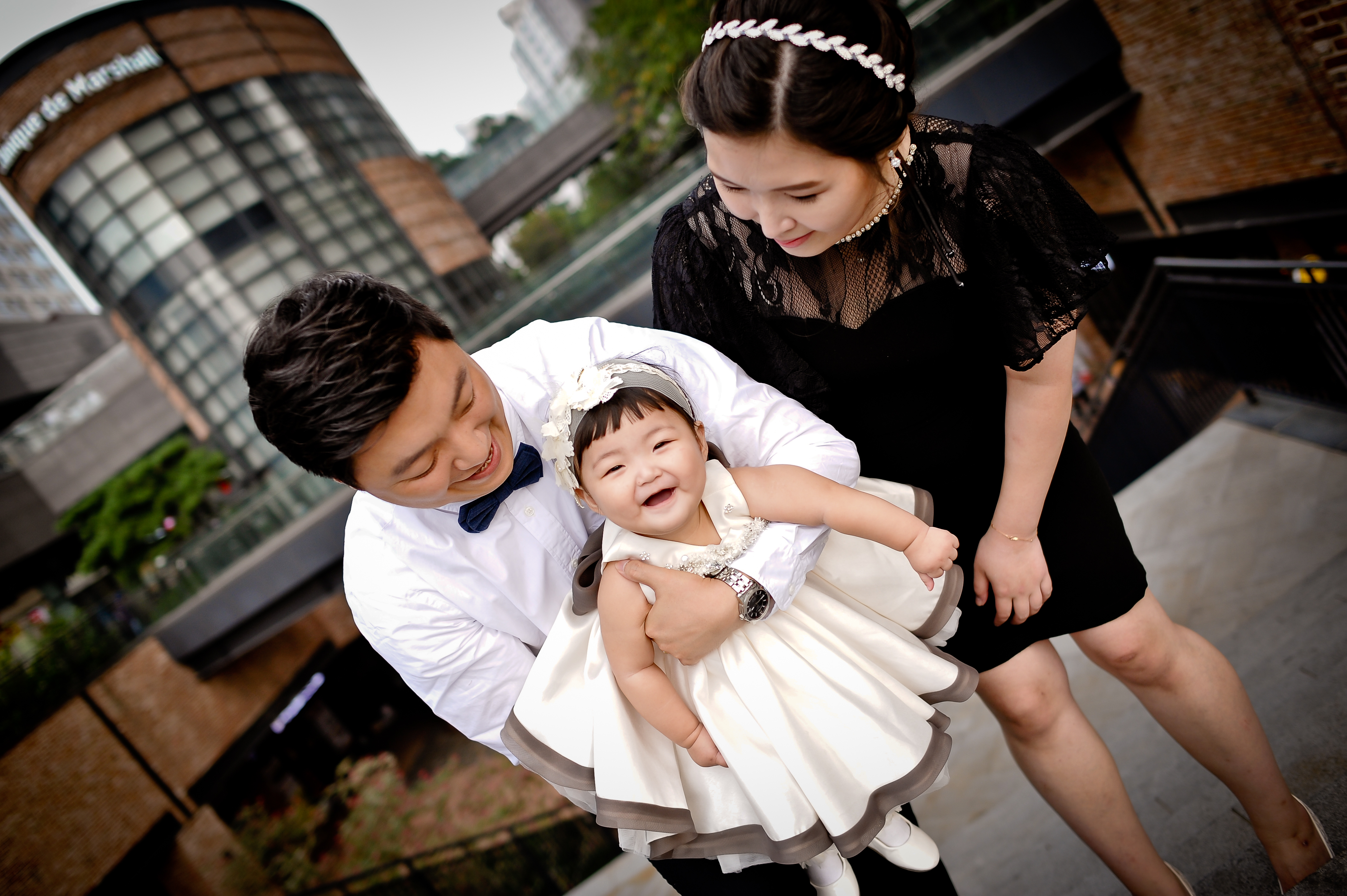 야외 매장 거리에서 부모가 라함이를 들어올린 컷