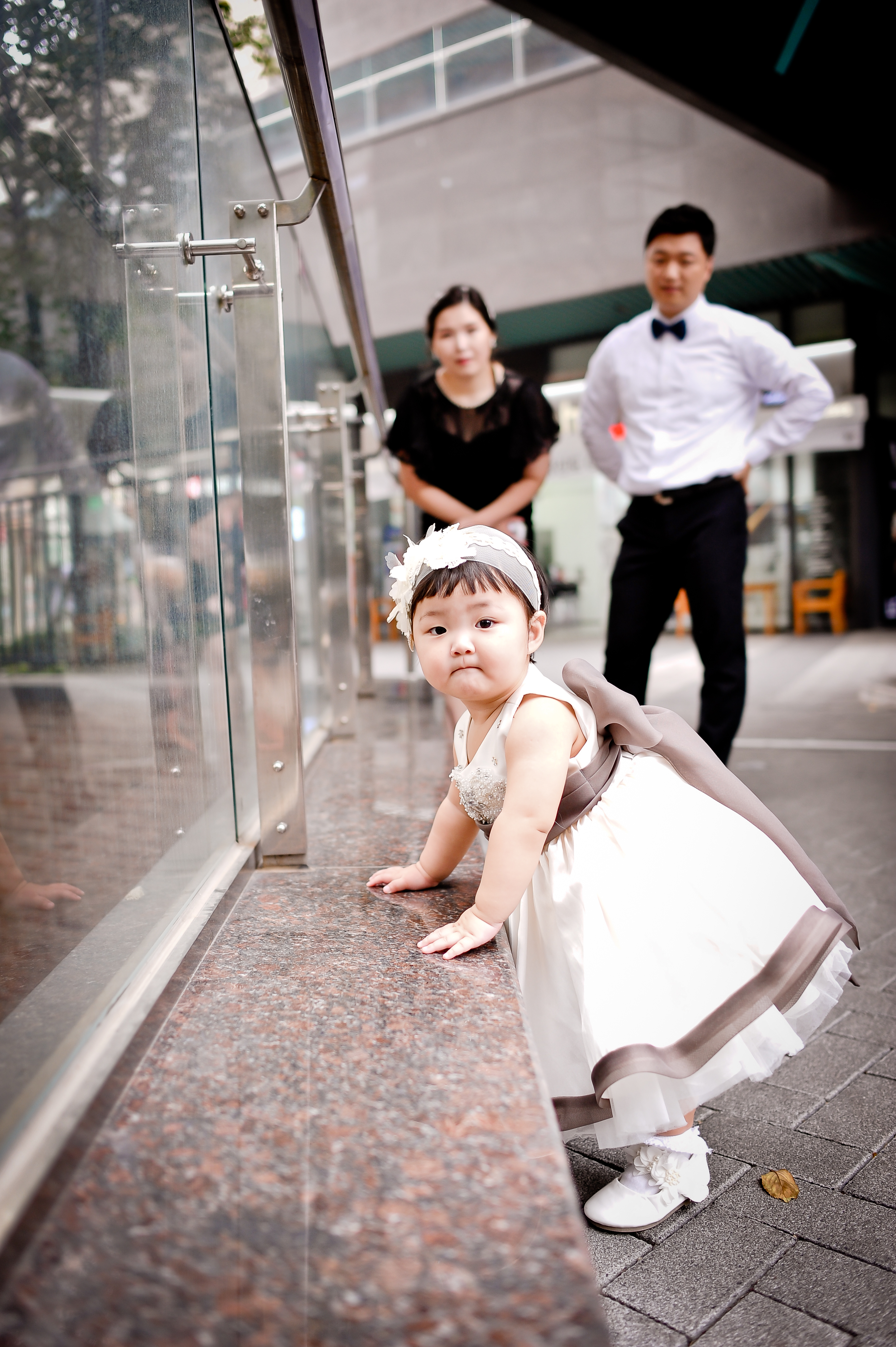 다시 같은 광장 유리 난간 앞에 선 라함이