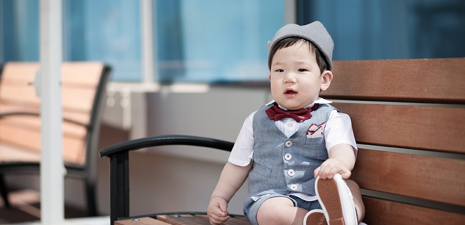 벤치에 앉은 민준 클로즈업