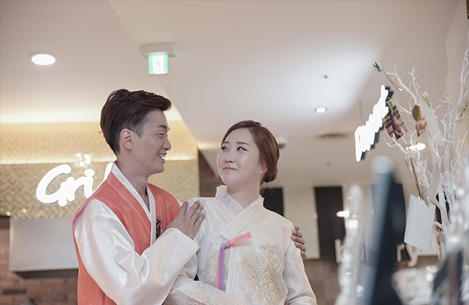 부부 실내 한복 컷