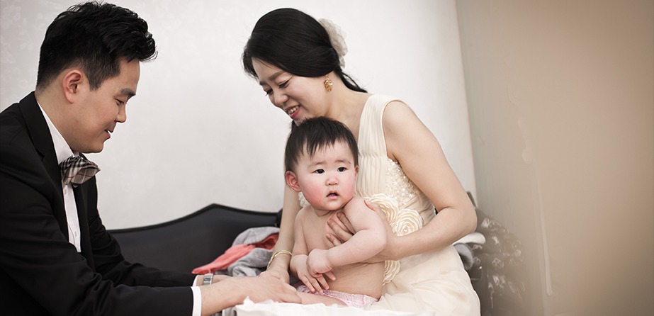 준비실에서 아이 옷 입히는 장면