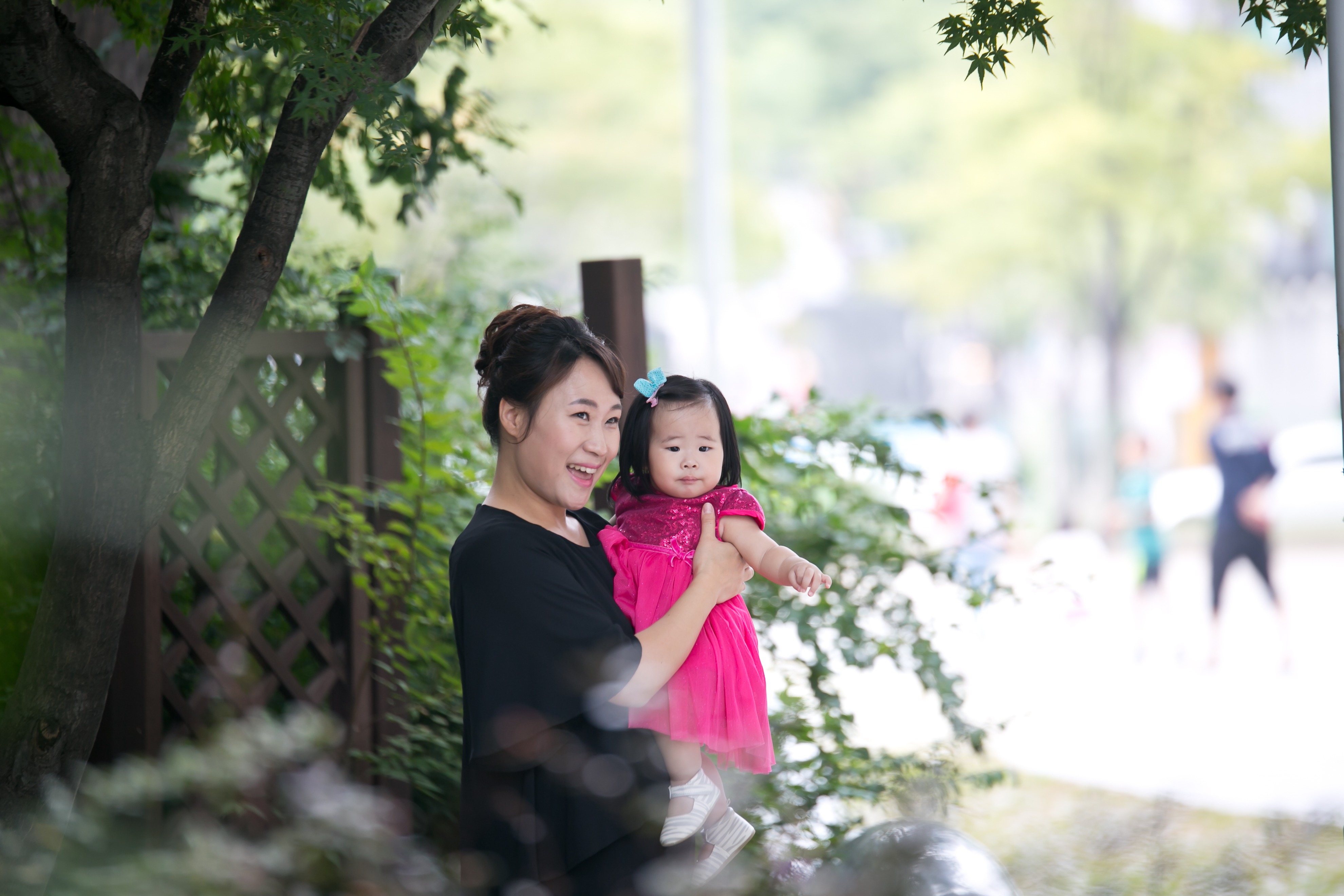 돌잔치 드레스 스냅 - 야외 나무 아래 엄마와 아이