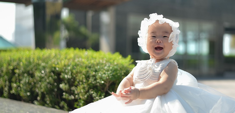 실외 햇살 속에서 환하게 웃는 아이 단독 컷