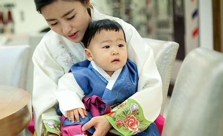 돌잔치홀에서 한복 착복 후 엄마와 아이