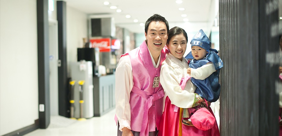한복 차림 세 가족