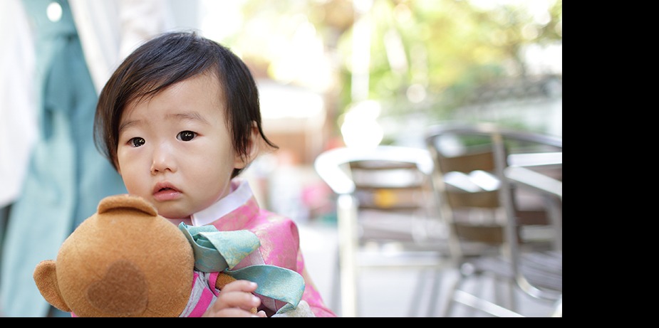 분홍 한복을 입고 곰인형을 안은 시원이 클로즈업