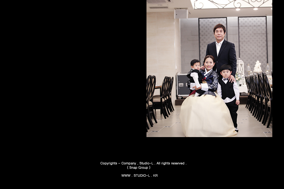 돌잔치홀 가족 전체 컷 — 4인 가족, 한복 차림