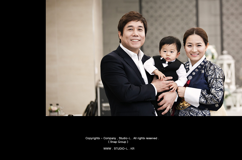 부부와 강혁이 3인 컷 — 부모 미소, 아이의 진지한 눈빛