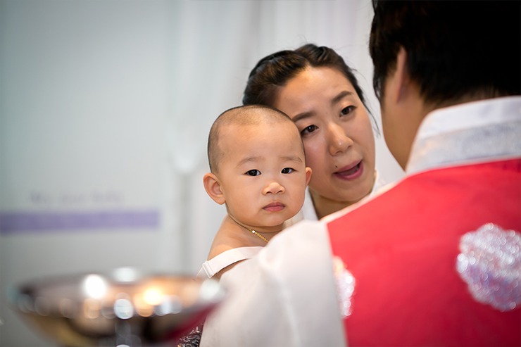 엄마와 아이 클로즈업 — 뺨을 맞댄 이보은의 진지한 눈빛