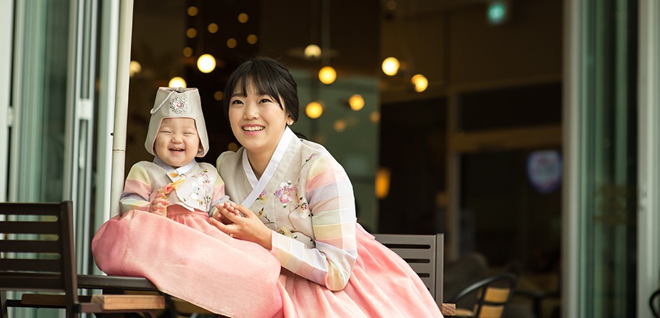 엄마 품에 안긴 하랑이 — 테라스에서 둘이 함께 웃는 순간