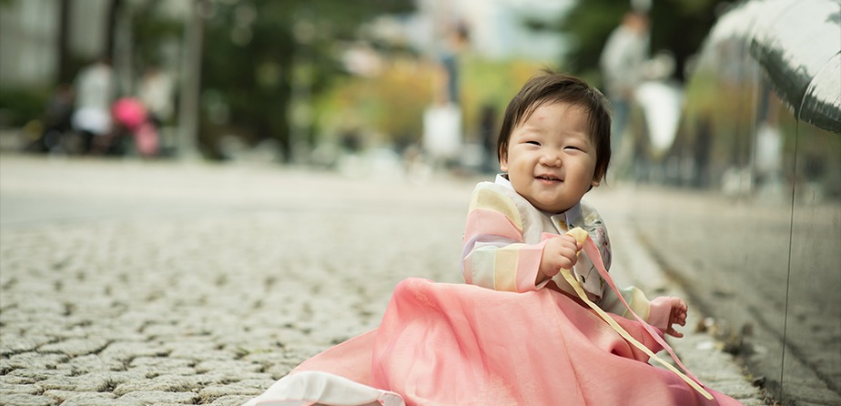 야외 바닥에 앉은 하랑이 단독 — 분홍 한복 자락이 깔린 로앵글
