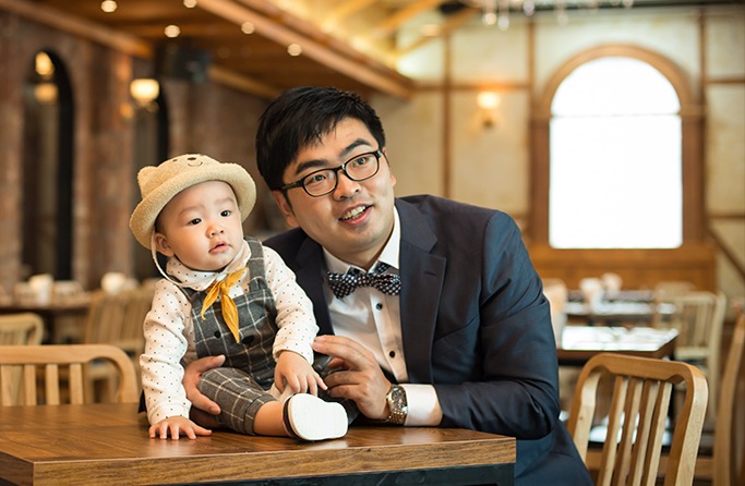 아빠와 우림이 — 테이블 앞 2인 클로즈업