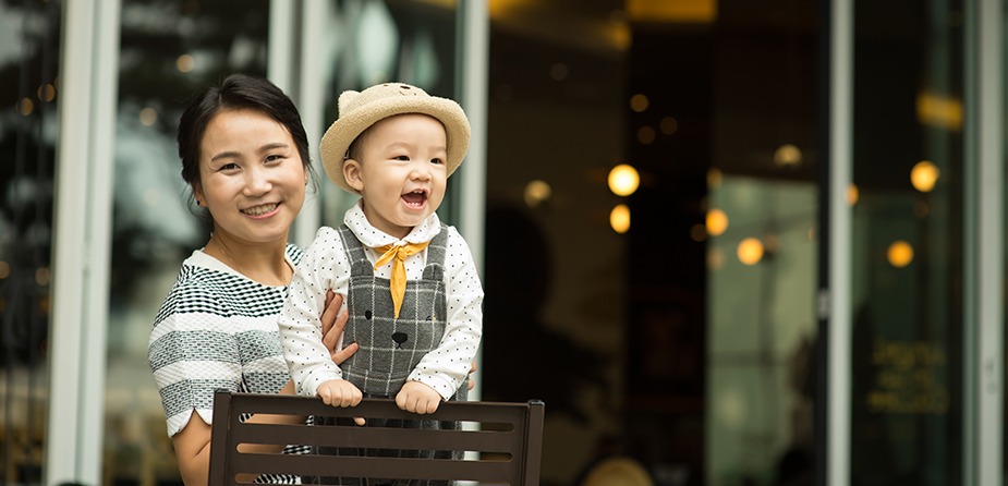 야외 — 엄마와 우림이, 의자 잡고 활짝 웃는 클로즈업