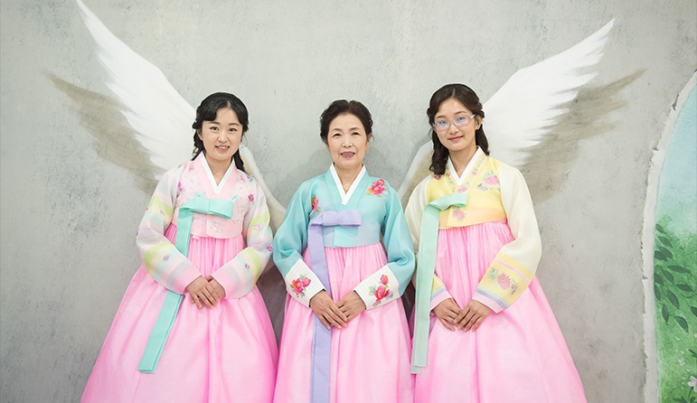 천사날개 벽화 앞 — 어머니와 두 딸, 한복 3인