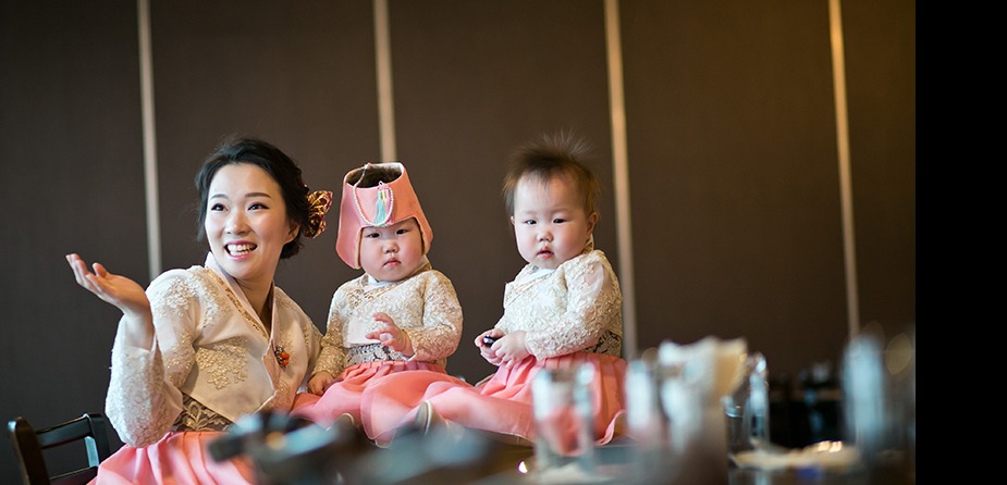 엄마와 쌍둥이 나란히 — 서로 다른 방향 보는 자매