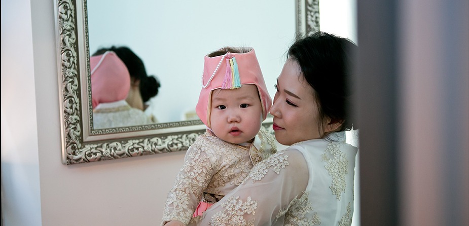 거울 앞 엄마와 서은 — 반사 구도