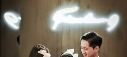 네온사인 배경 — 아빠가 아이를 안고 엄마가 아이 얼굴을 바라보는 마지막 컷