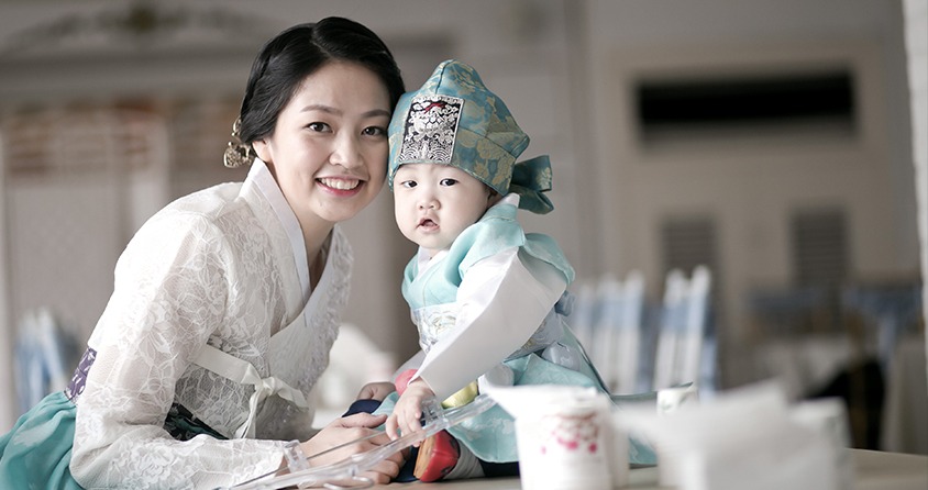 한복 돌복 차림 엄마와 규빈이 — 밝은 홀 안에서